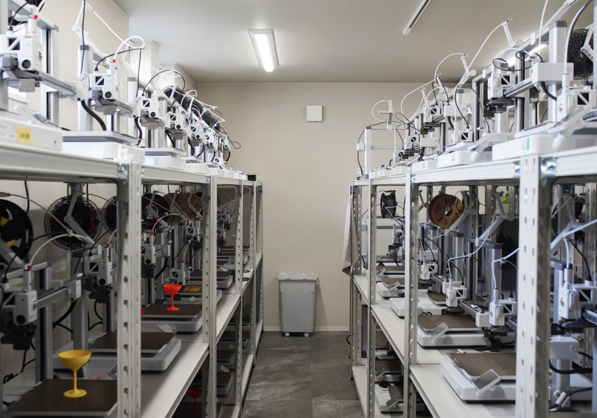 Mirror Farmの3Dプリントファーム（100台以上の3Dプリンター）